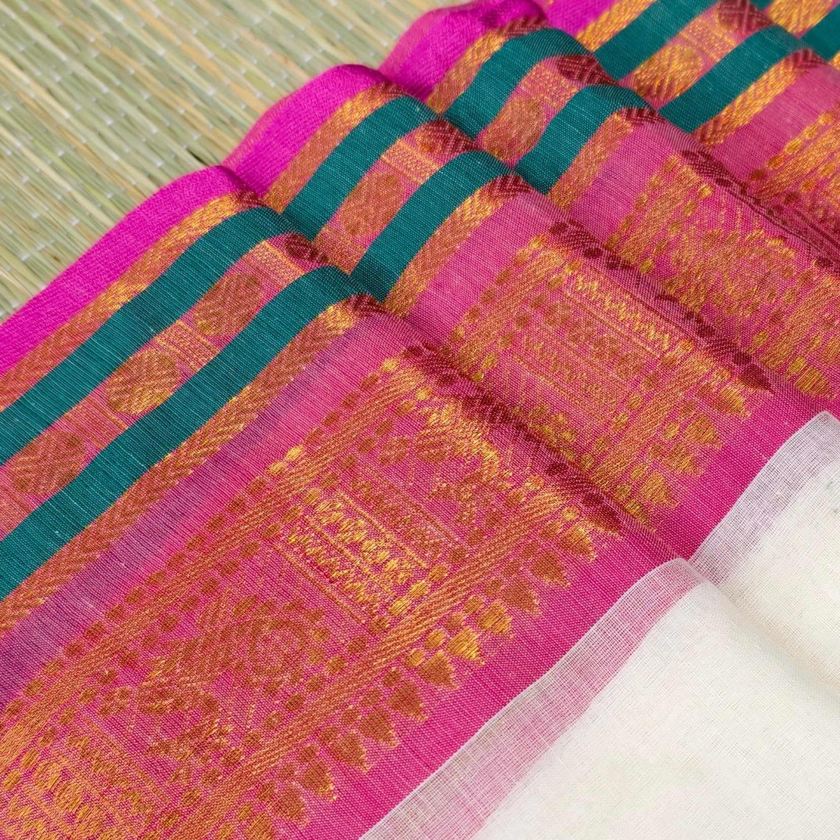 Mul cotton saree with kanchi border