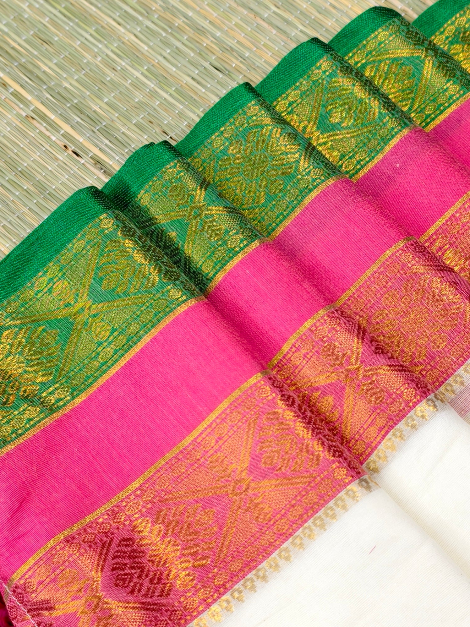 Mul cotton saree with kanchi gap border