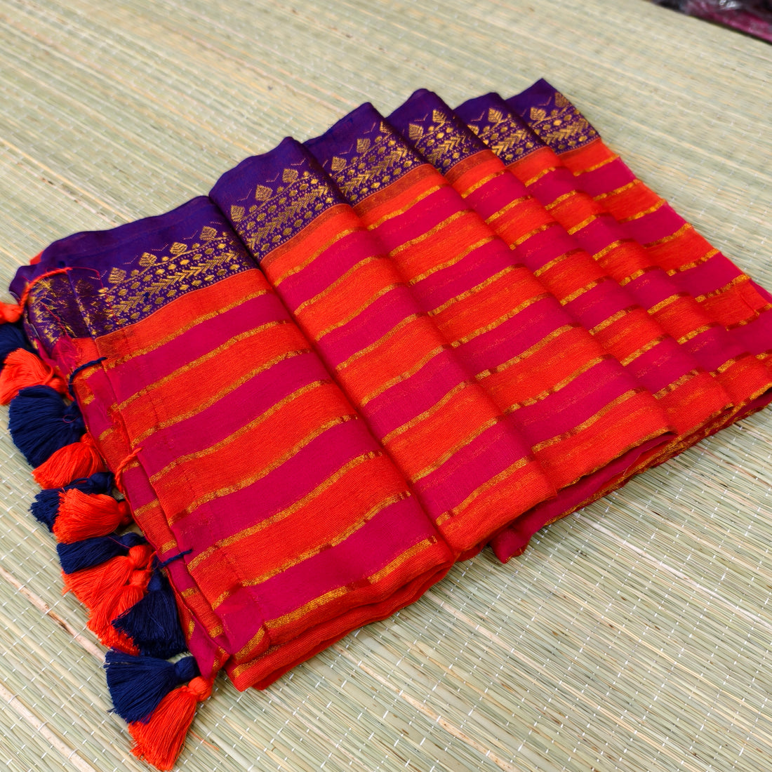 Mul cotton saree with dual colour striped kanchi border