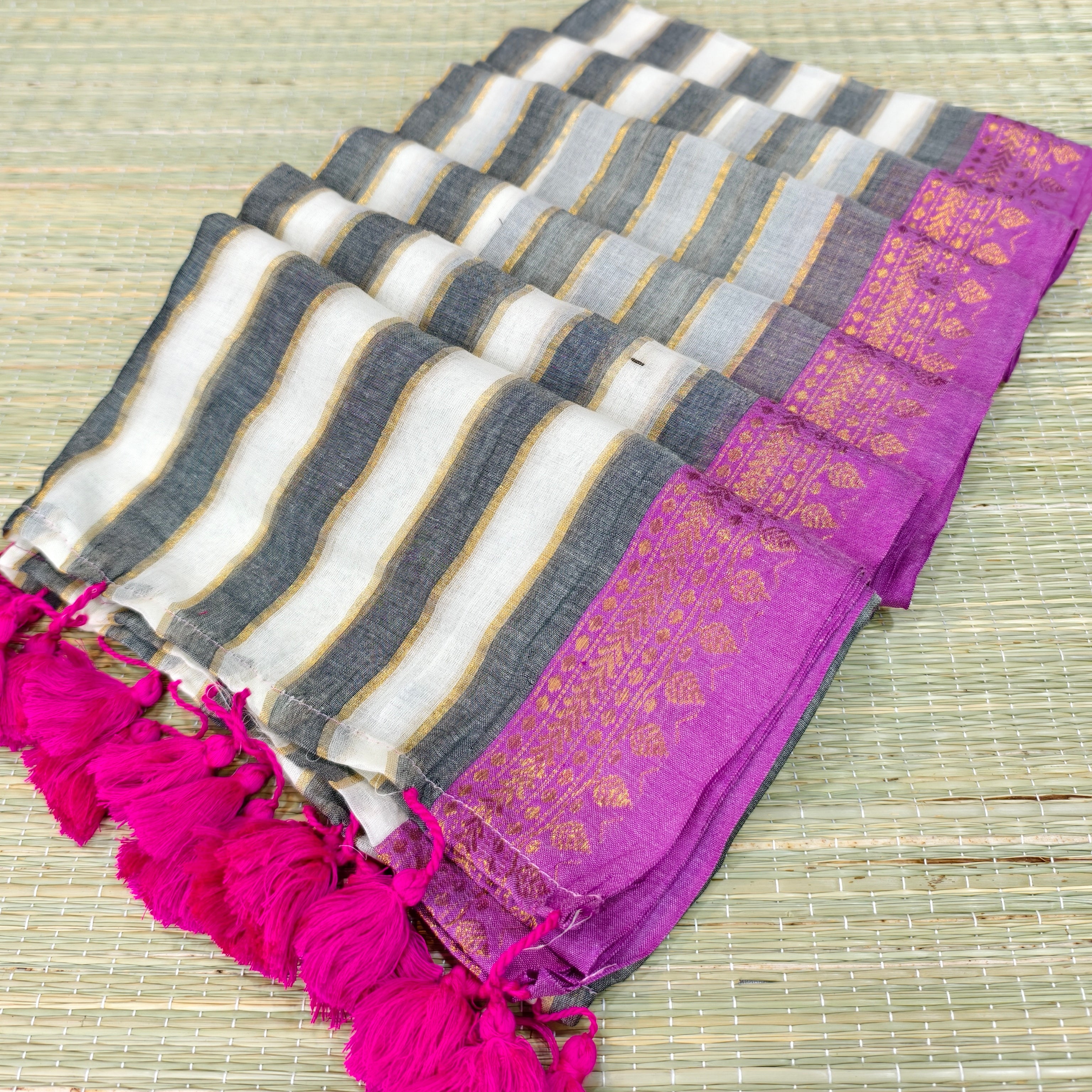 Mul cotton saree with dual colour striped kanchi border