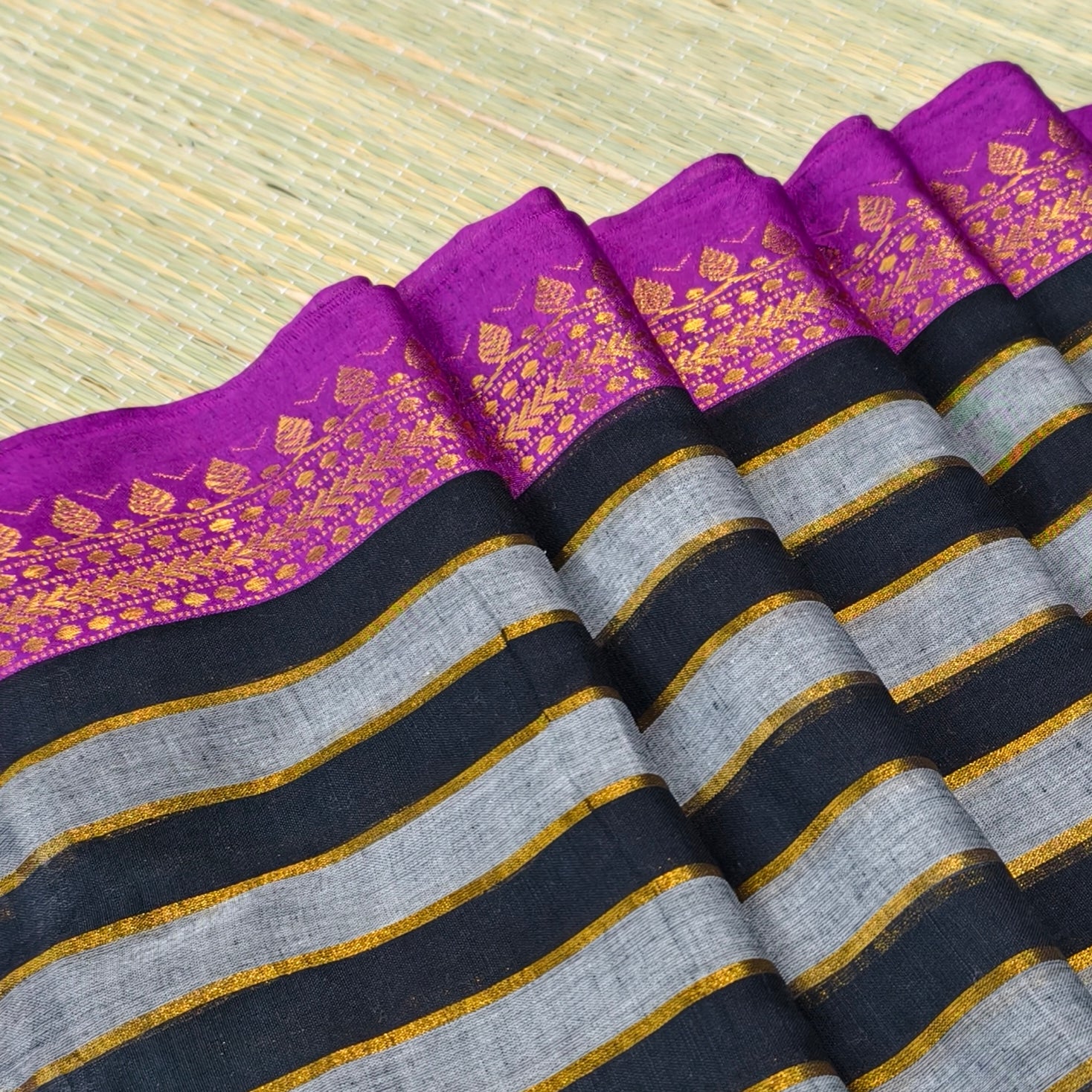 Mul cotton saree with dual colour striped kanchi border