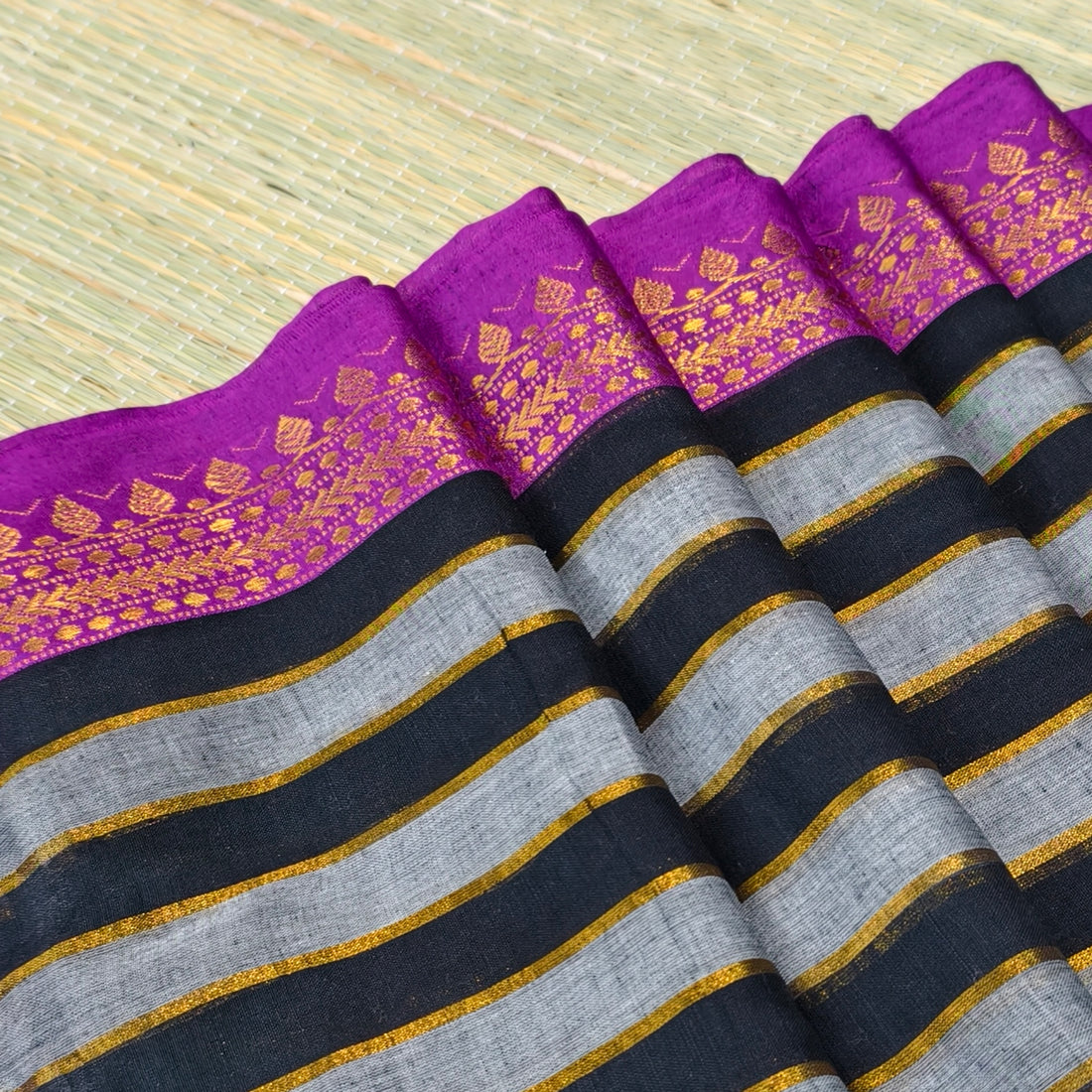 Mul cotton saree with dual colour striped kanchi border
