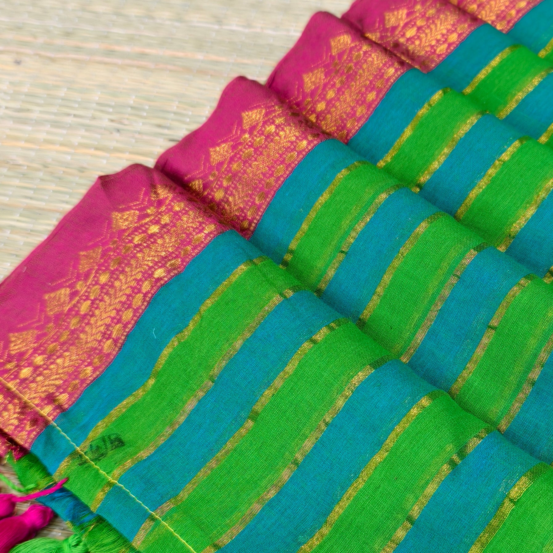 Mul cotton saree with dual colour striped kanchi border