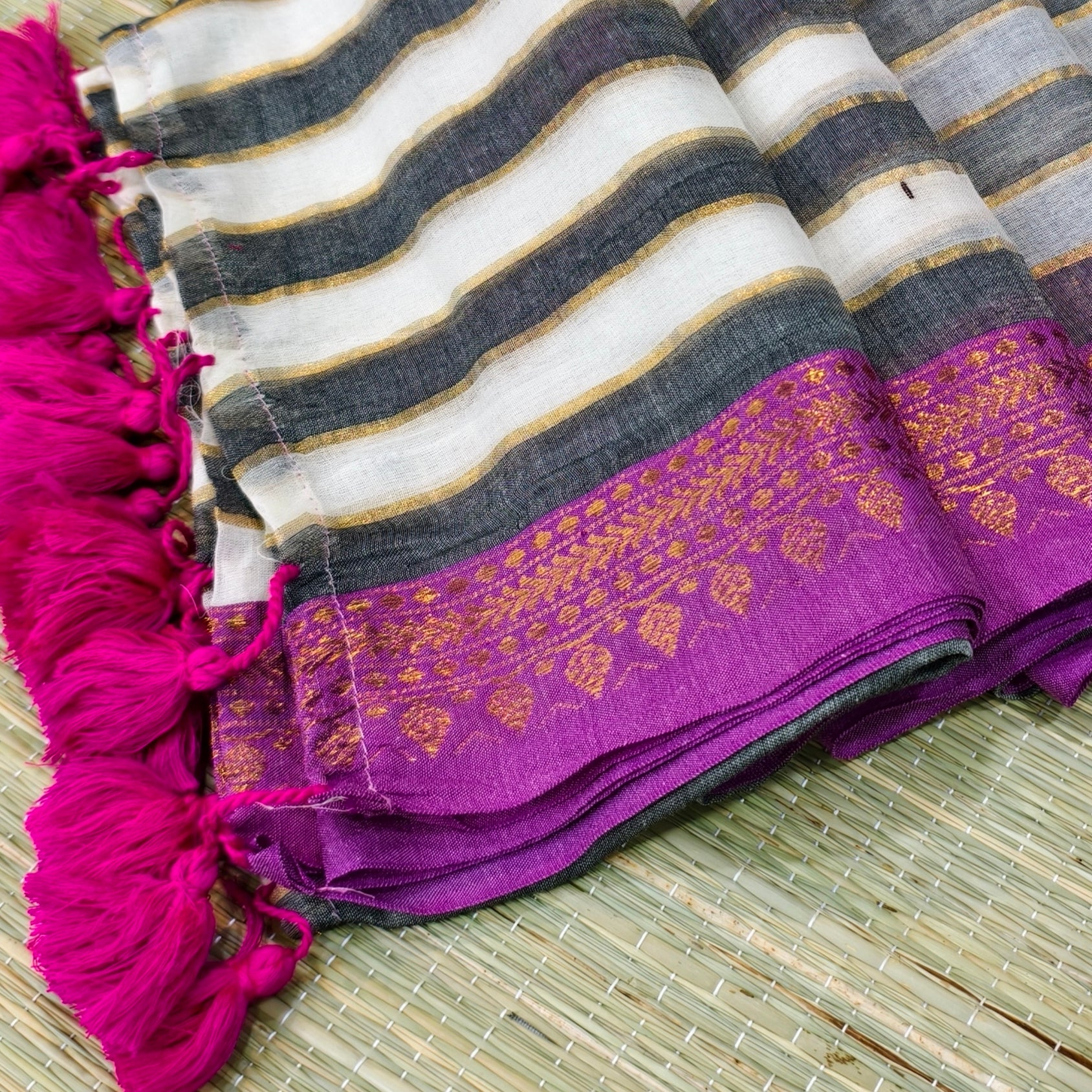 Mul cotton saree with dual colour striped kanchi border