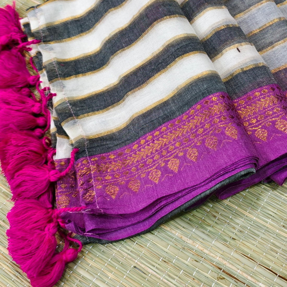Mul cotton saree with dual colour striped kanchi border