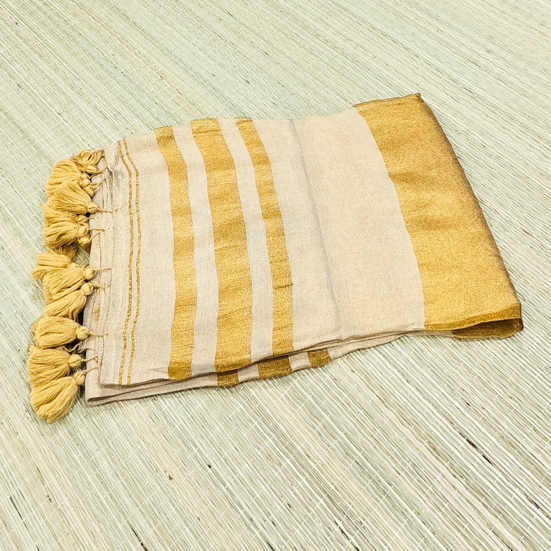 Premium mul tissue saree with zari pallu