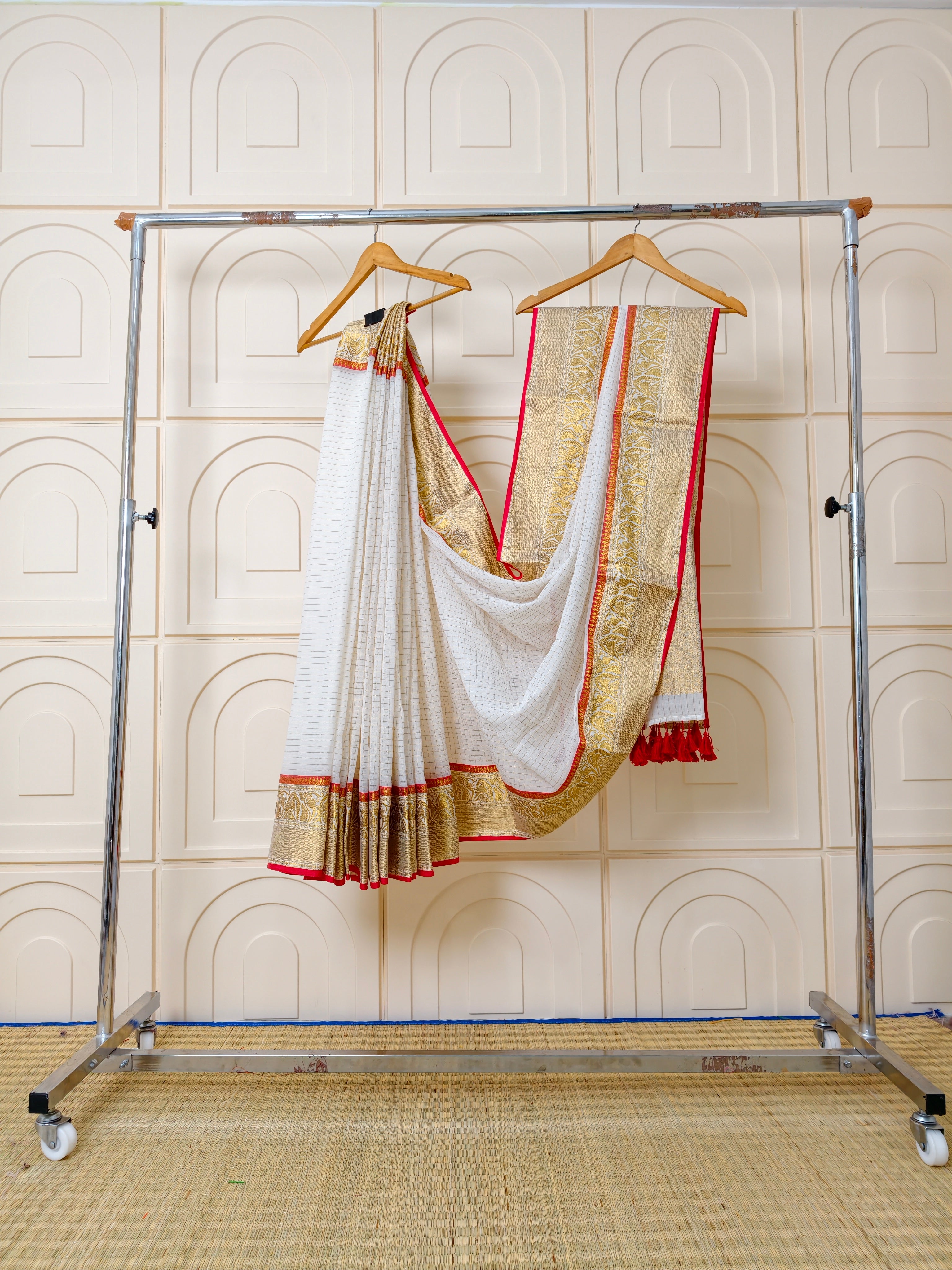 Premium mul cotton zari check saree with kanchi border PMK34