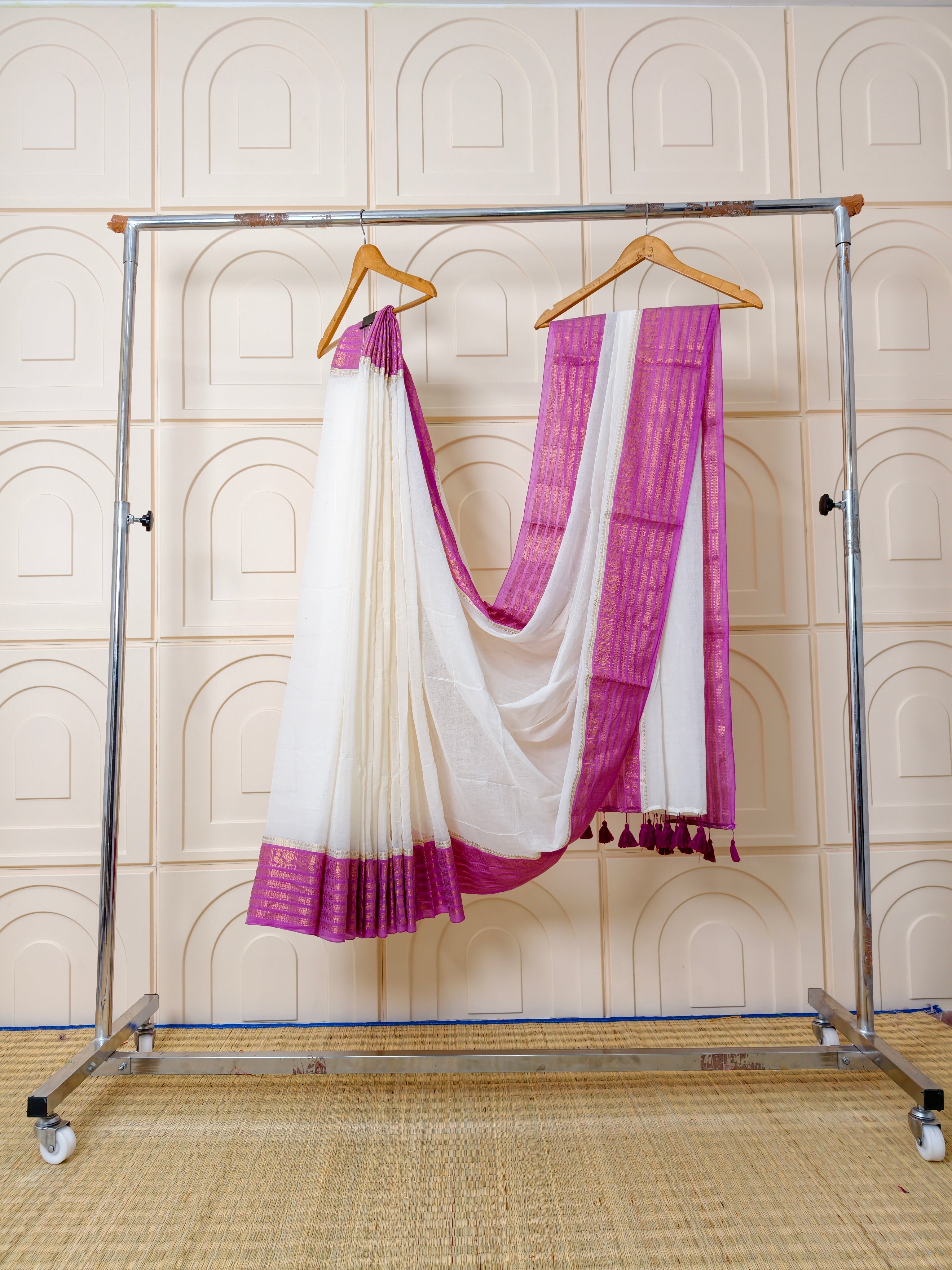 Premium mul cotton saree with zari border PMK33