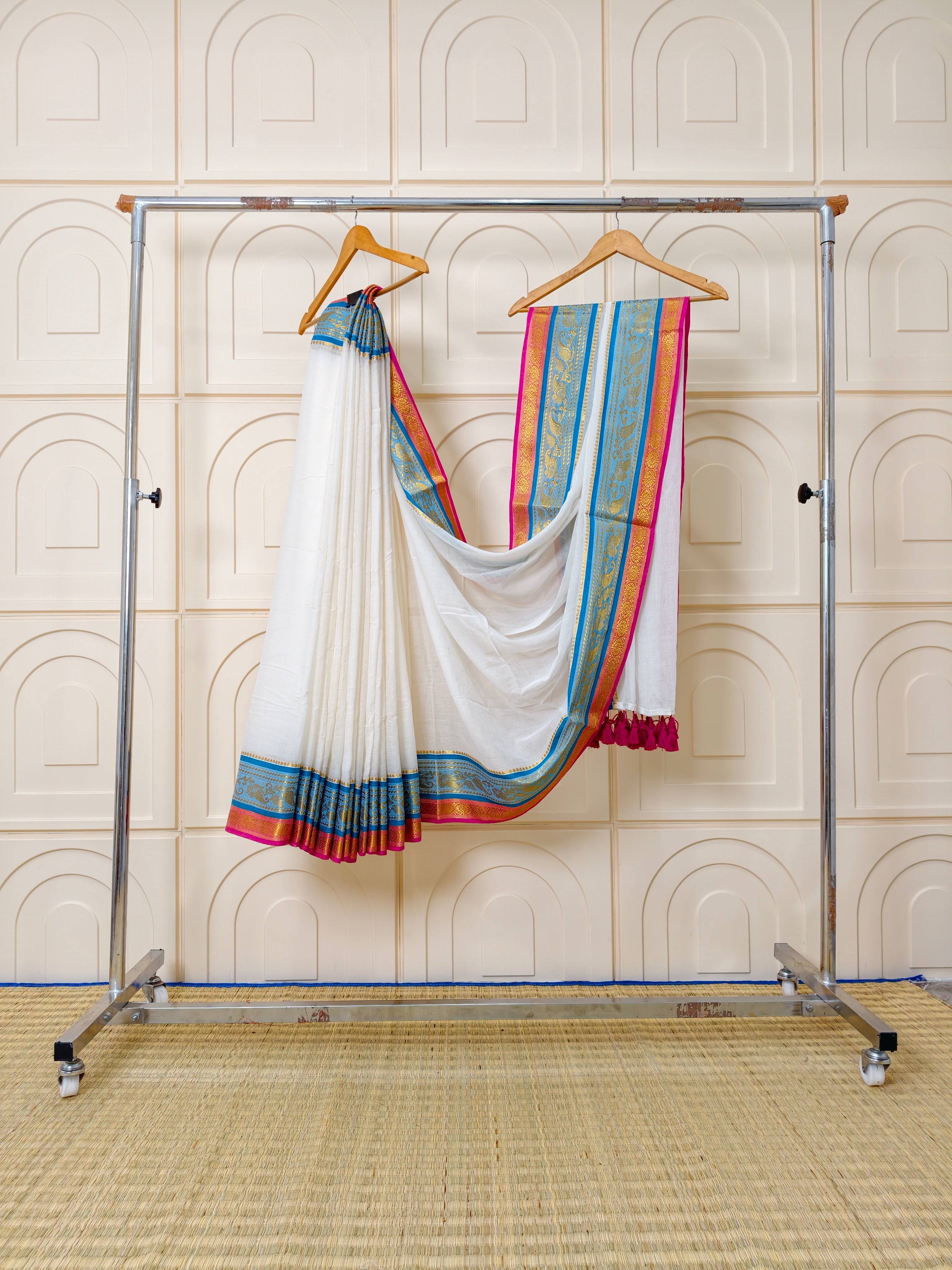 Premium mul cotton saree with kanchi border