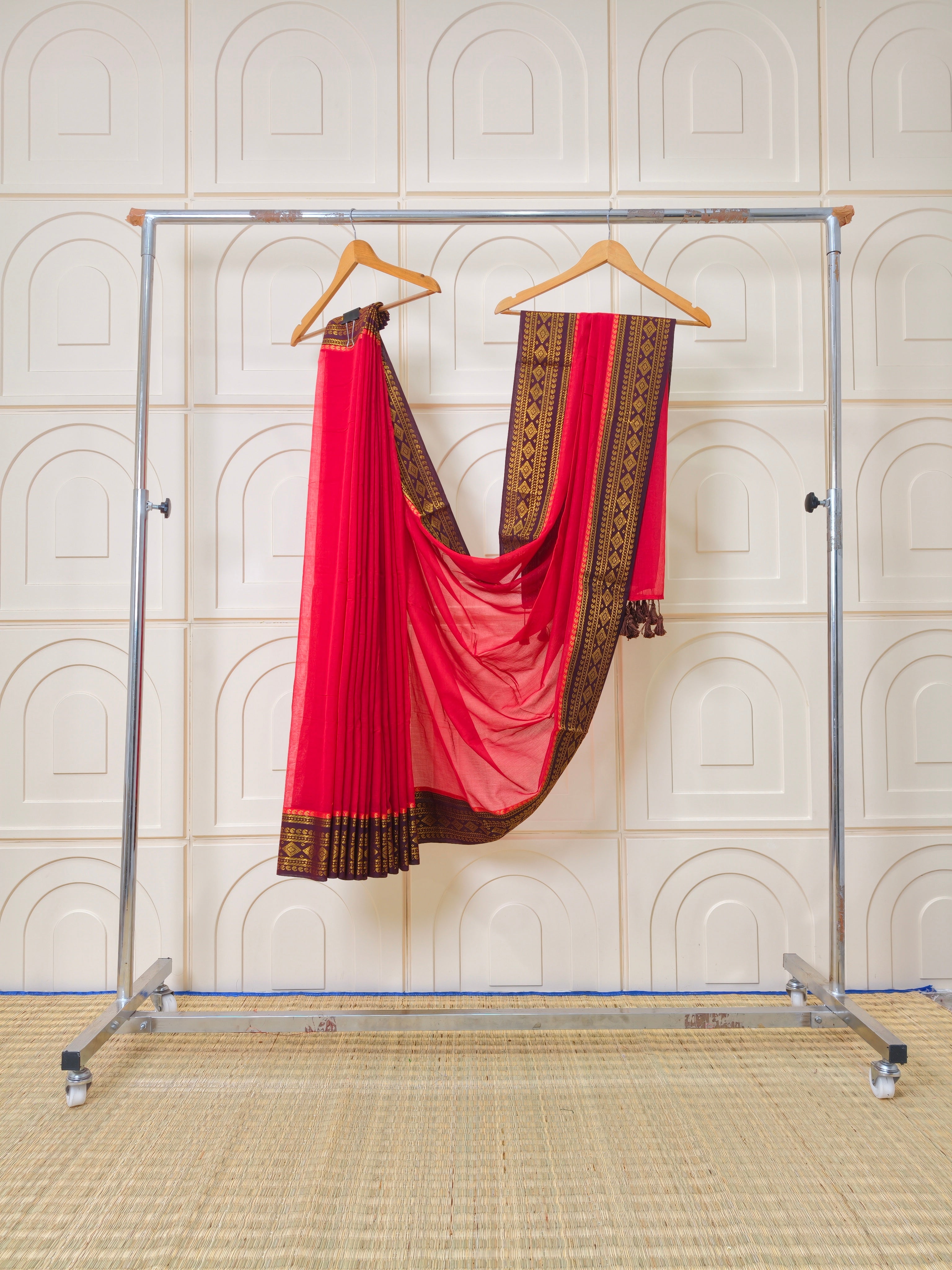 Premium mul cotton saree with kanchi border