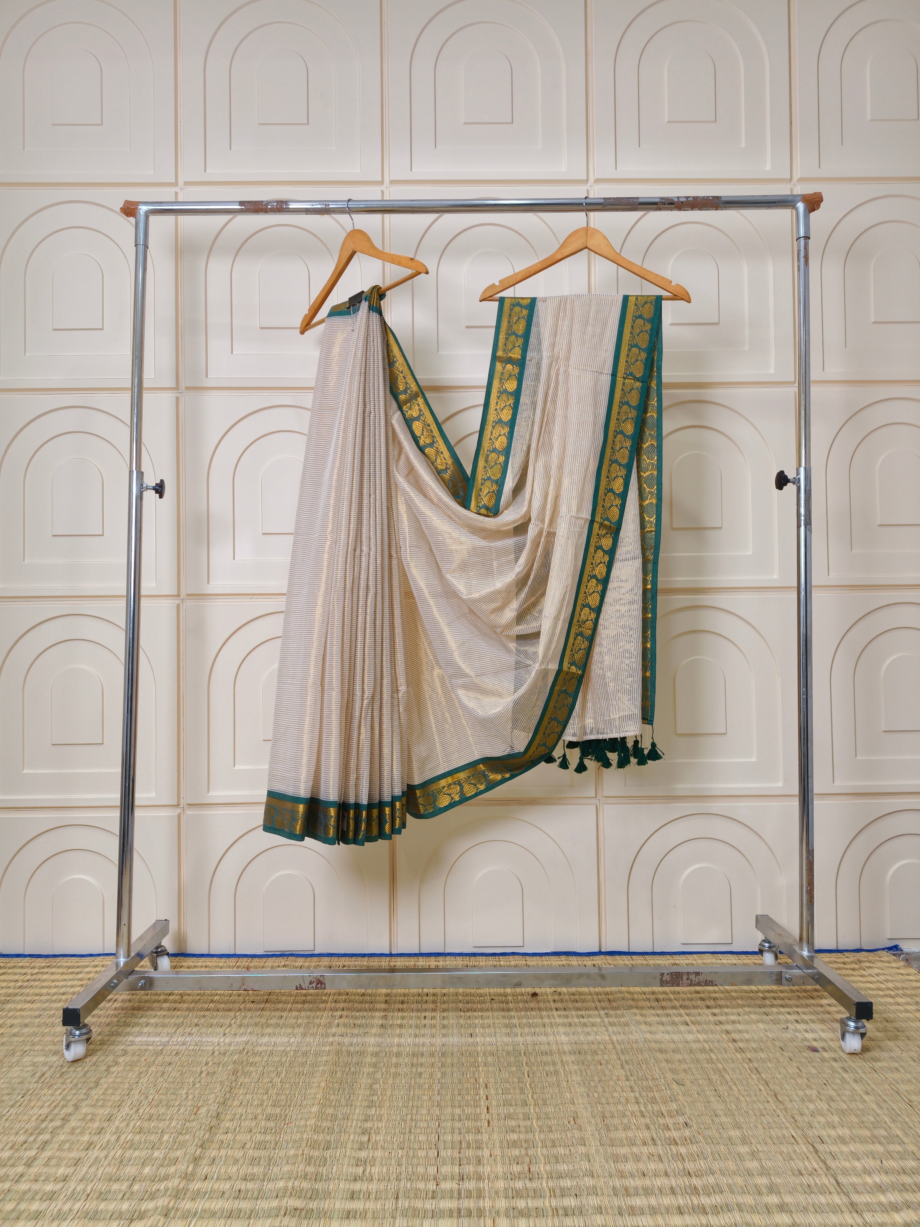 Premium mul tissue saree with kanchi border