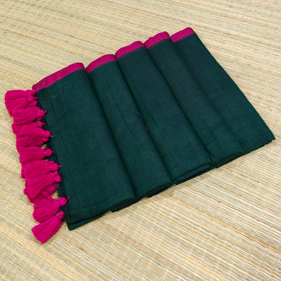 Mul plain saree with contrast border and blouse piece