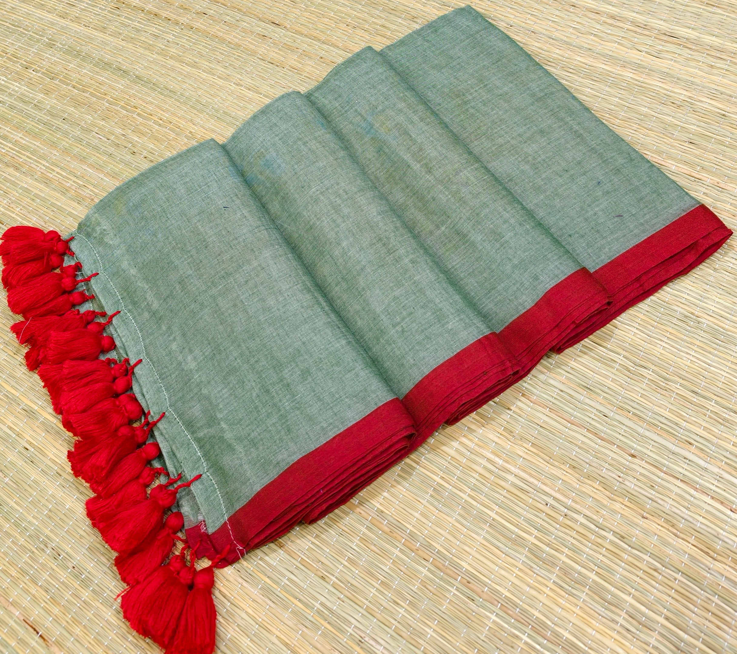 Mul plain saree with contrast border and blouse piece