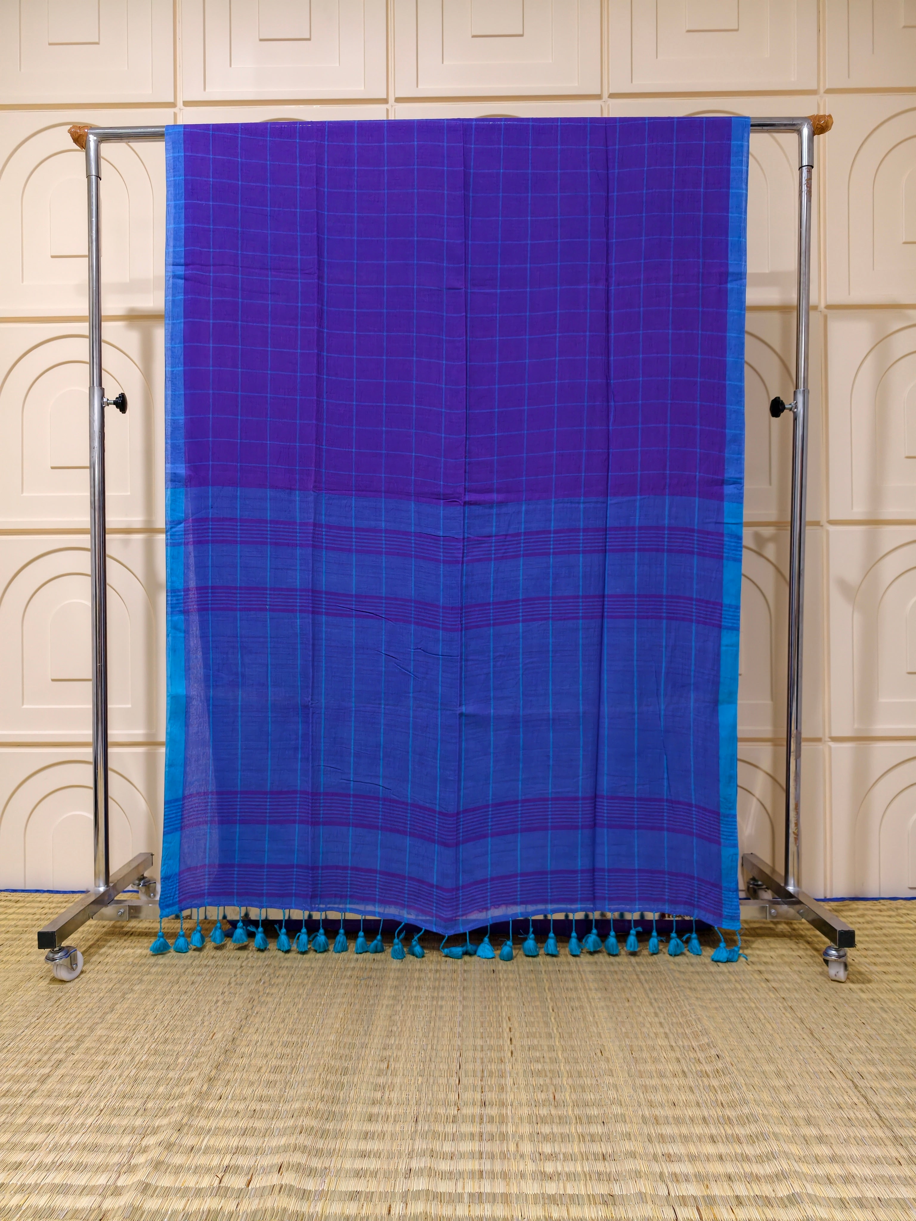Premium mul check saree with contrast pallu