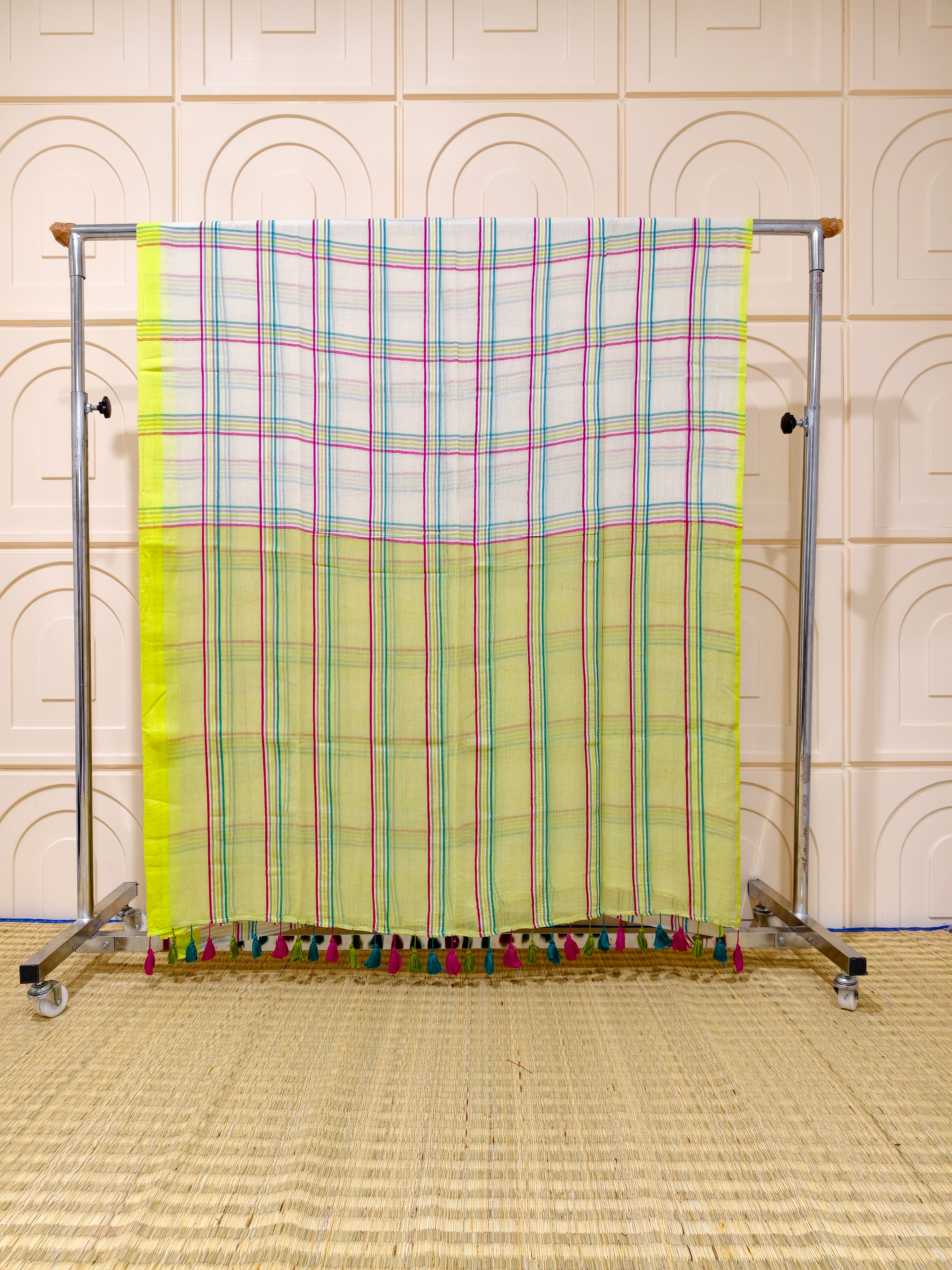 Premium mul check with contrast pallu