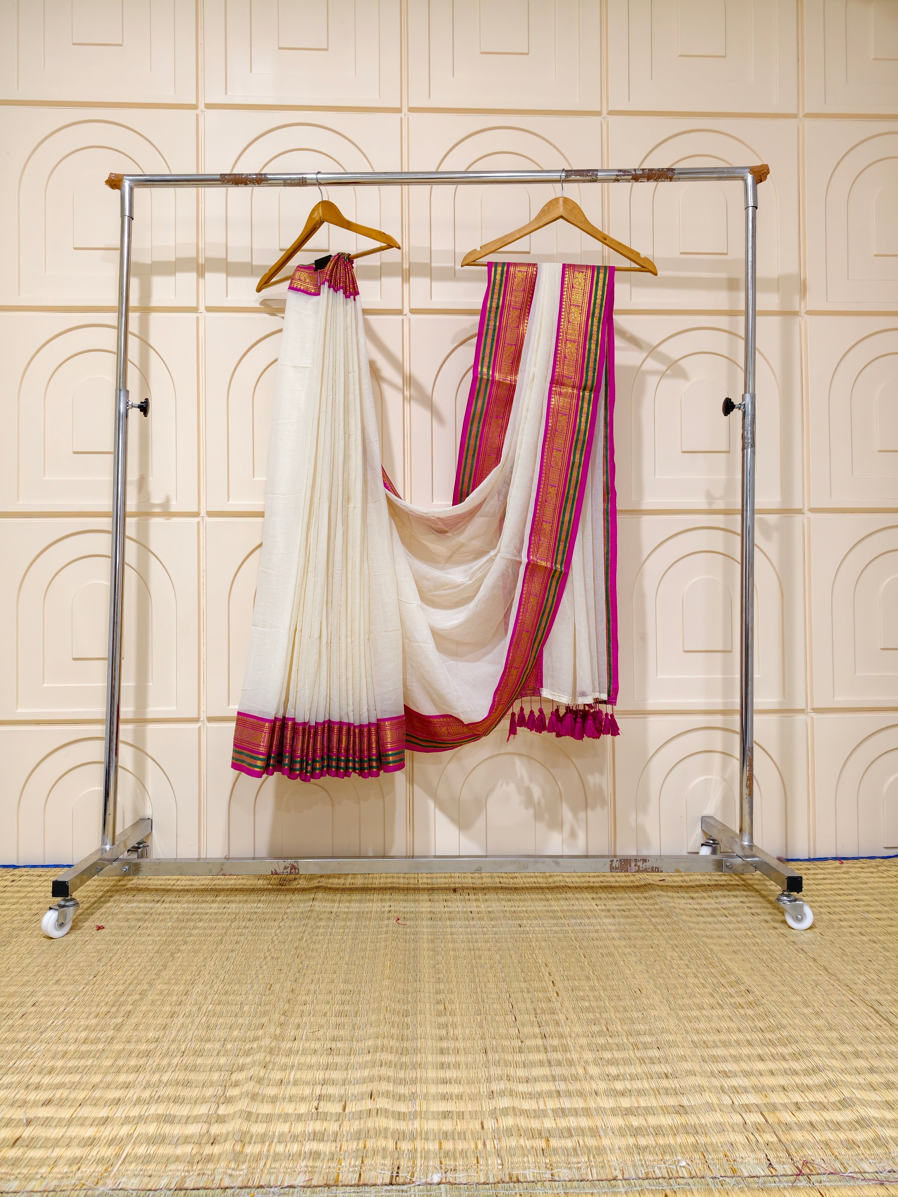 Premium mul cotton saree with kanchi border